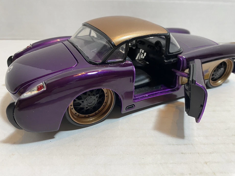 Batgirl 1957 Chevy Corvette 1:24 DC Comics Jada Metals Diecast - PreOwned - Image 2 of 4