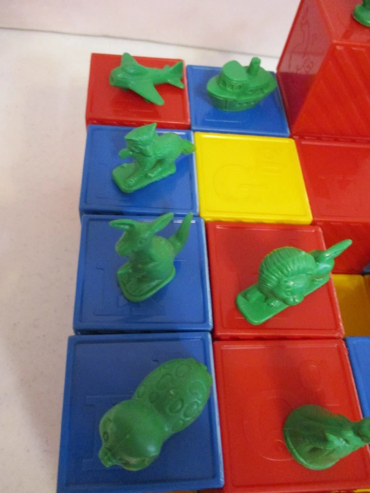 Tupperware-Busy Blocks-49 Blocks-16 Green Figures-1971-Vintage-As Shown - Image 3 of 4