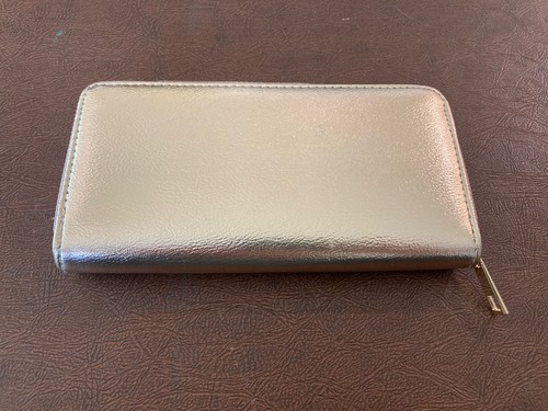 NEU OHNE ETIKETT MAURICES GLÄNZEND GOLD CLUTCH GELDBÖRSE MIT SCHWARZEM INNENRAUM 8"X4" - Bild 1 von 7