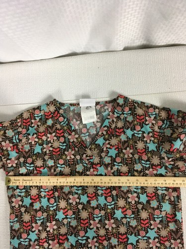 UA Scrubs Womens Scrub Top Size S Brown w Tan Flowers Blue Stars Pockets V neck - Picture 12 of 16