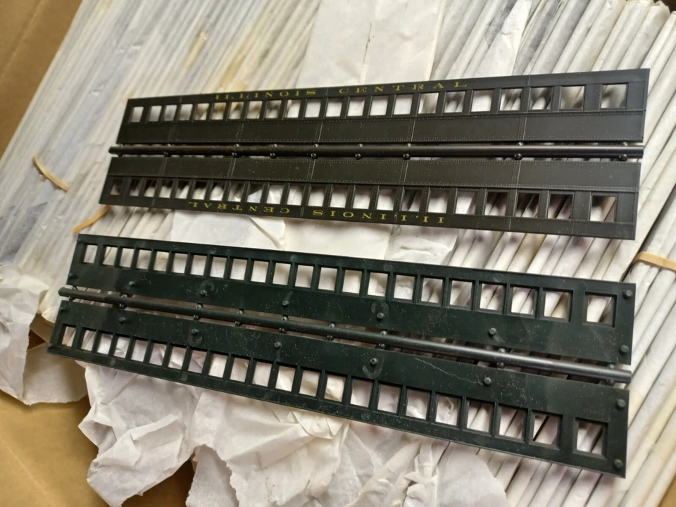 2 NOS HO scale ILLINOIS CENTRAL 22 WINDOW Passsenger Car Side Panel Set Walthers - Image 2 of 4