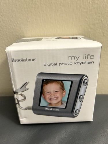 Brookstone Digital Photo Keychain-1.5" Screen - Stores 62 Photos - Great Gift - Picture 2 of 7