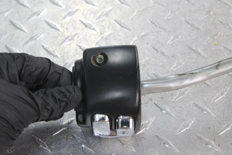 Harley-Davidson V-Rod VRSCA 2002 clip izquierdo en mango bocina señales barra interruptor Foto 3 de 4