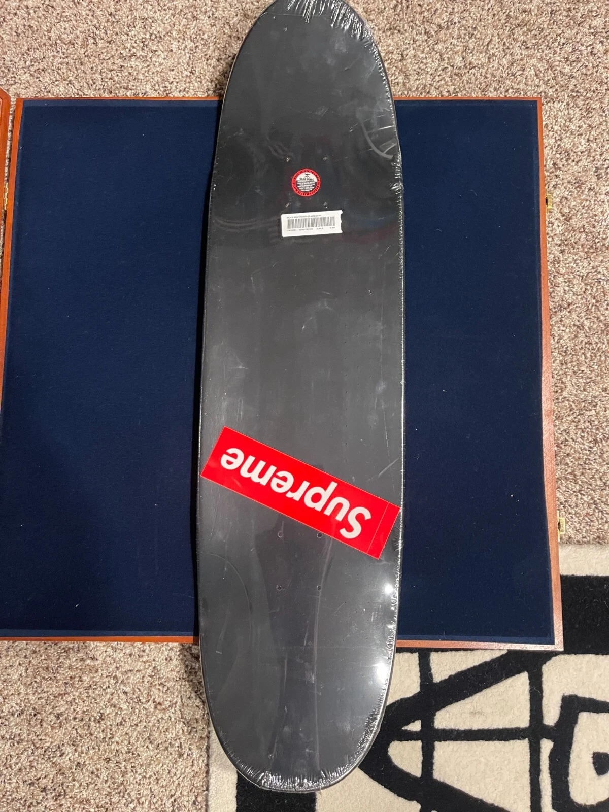 Skate Board Supreme d'Art Noir. 