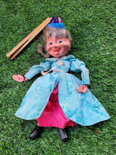 Pelham puppets - Queen...