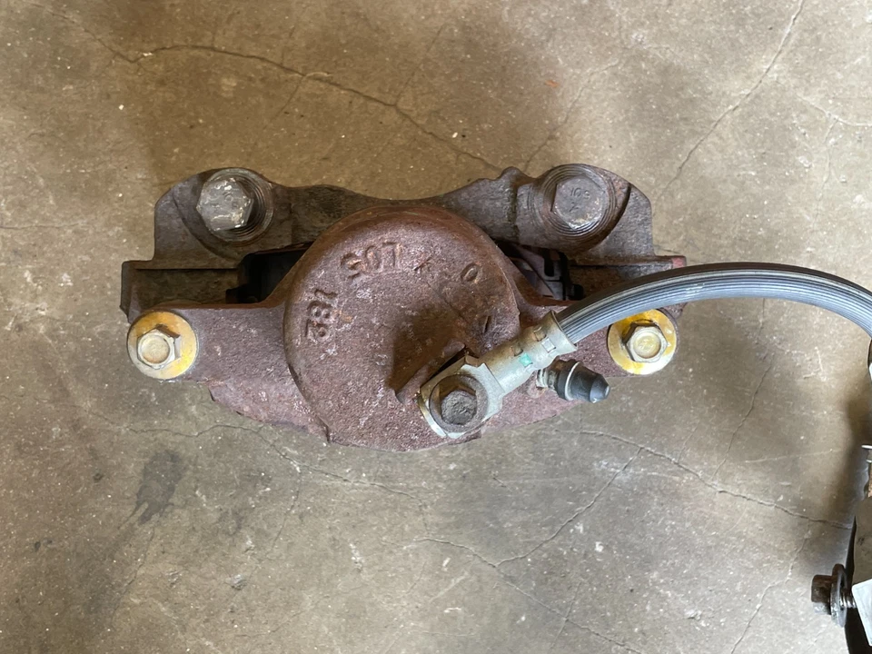 1987-1993 Cadillac Allante передний левый суппорт бокового тормоза водителя 1601 от оригинального производителя - Изображение 3 из 4