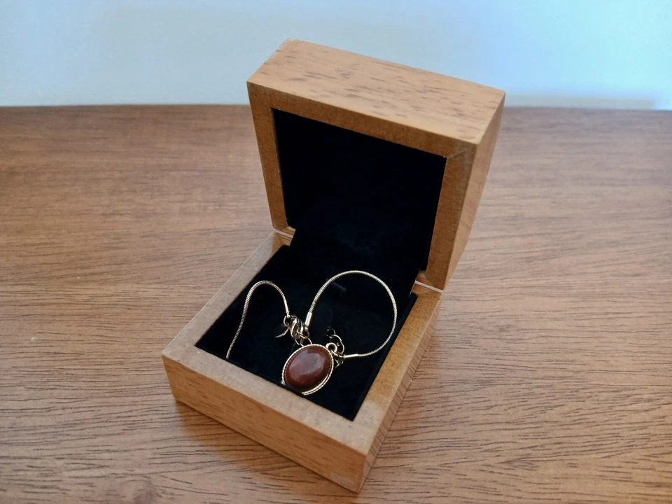 Bonita pulsera de mujer "Diva" chapada en oro con piedra ovalada marrón Foto 2 de 4