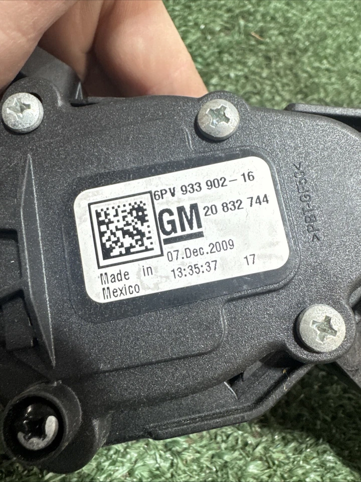 2018-2019 CHEVROLET TRAVERSE 3.6L ACCELERATOR THROTTLE GAS PEDAL W/ SENSOR OEM - Image 3 of 3