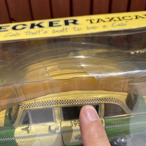 Sunstar 1:18 Checker Taxi Cab 1981 Chicago Checker A11 Cab Green/Cream No.2502 - Picture 4 of 24
