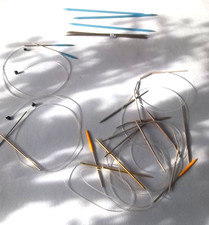 7 Rundstricknadeln + 13 einzelne Stricknadeln versch. Stärke aus Omas Nachlass