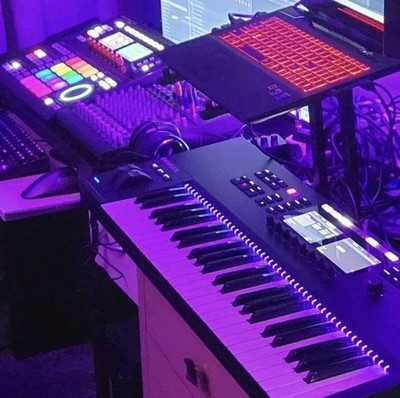 Maschine Studio & Komplete Kontrol S49 MK2 Keyboard Native Instruments NI Akai