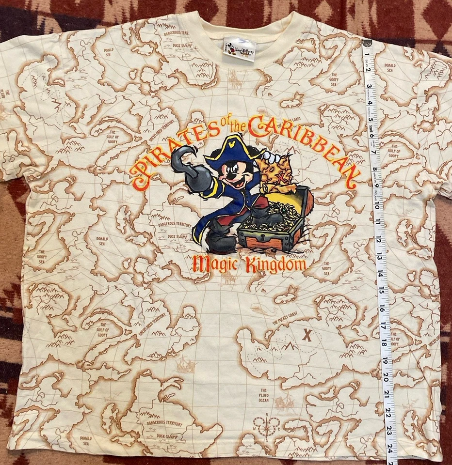 Camiseta Vintage Piratas del Caribe Mickey Mouse AOP Talla Mediana Hecha en EE. UU. Foto 4 de 4