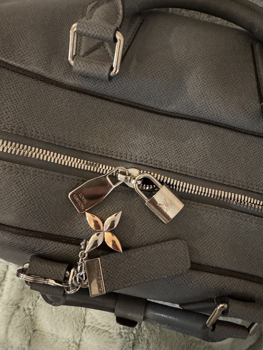 LOUIS VUITTON Neo Kendall Taiga LeatherTravel Bag with LV