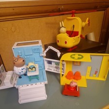 Peppa Pig Dr Bear Mobile Medical Centre Ambulance Playset rescue helicopter car