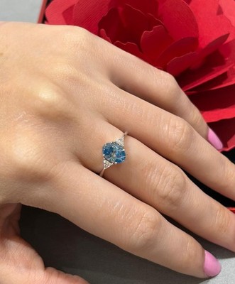 18K Weißgold ovaler Lab Grown Diamant Trilogie Ring 1,25ct Fancy Vivid Blue SI2