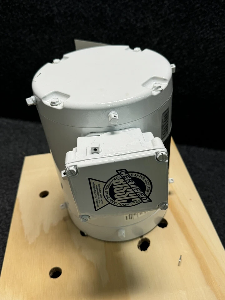 Dayton 1/3 HP Washdown Motor 1TTB1 1TTB1BH 3 Phase - Image 3 of 4