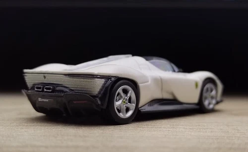 Coche de metal fundido a presión modelo deportivo Bburago 1:64 blanco Ferrari Daytona SP3 - Imagen 7 de 10