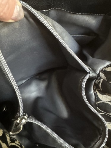 Bolso de hombro Coach Ashley Signature de cuero negro forrado de satén F15510 - Imagen 8 de 13