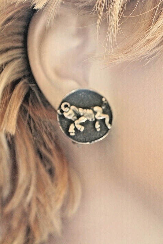 VINTAGE "LA ROCO" SILVER TONE& BLACK WASH ARIES ROUND CLIP ON EARRINGS 15/16"