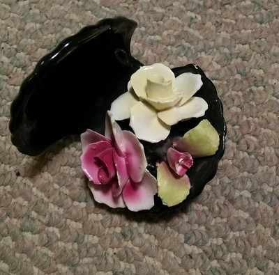 015 Black Ceramic Clam Shell with Roses Nick Nack Shelf Dust Collector