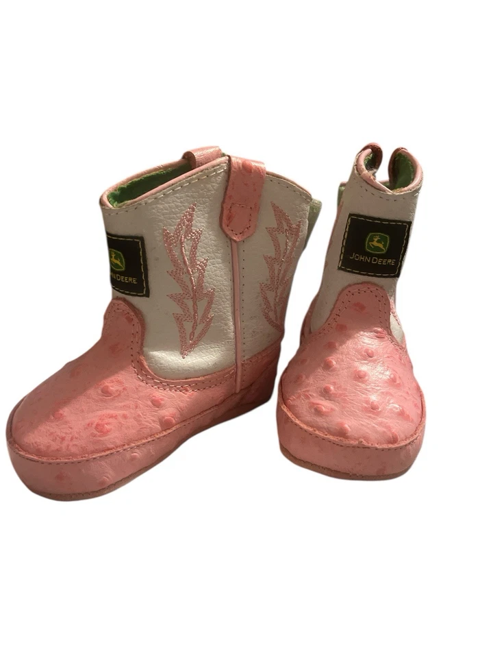 Lote de cosas para bebés niñas botas John Deere, tutú arco iris, gorro de Hello Kitty, etc. Foto 2 de 4