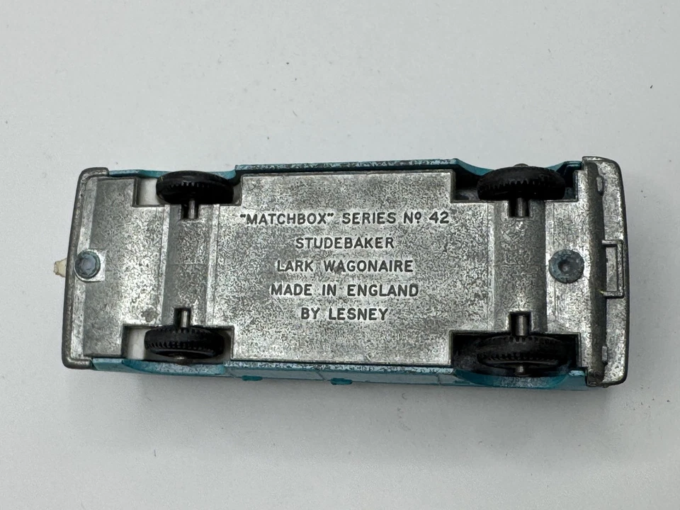 VINTAGE MATCHBOX LESNEY NO 42 STUDEBAKER LARK WAGONAIRE DIECAST MADE IN ENGLAND - Imagem 4 de 4
