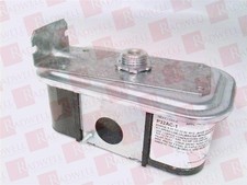 JOHNSON CONTROLS P32AC-1 / P32AC1 (NEW NO BOX...
