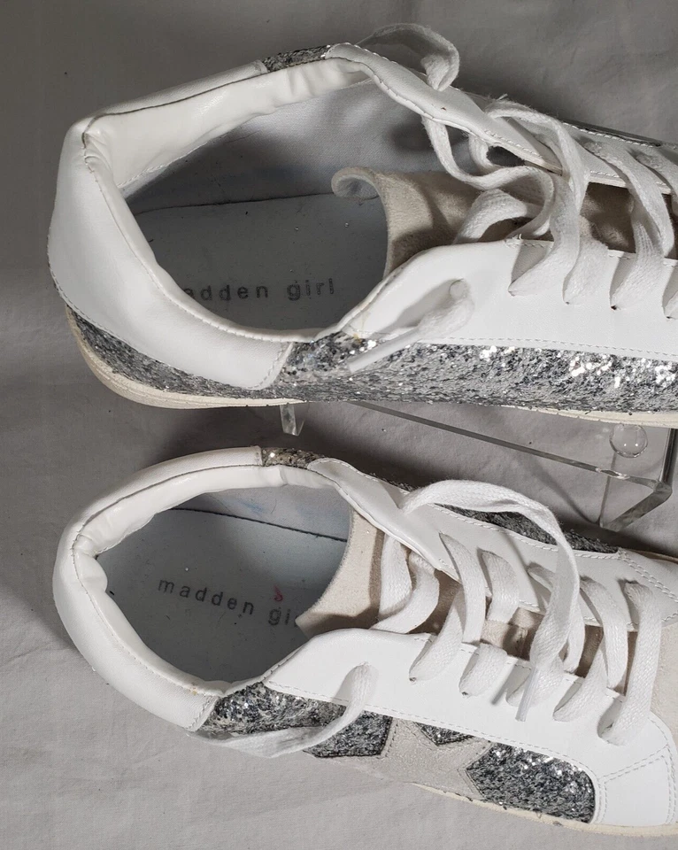 Zapatillas Larrk Madden Girl para mujer, zapatos PLATEADOS, talla 10M Foto 2 de 4