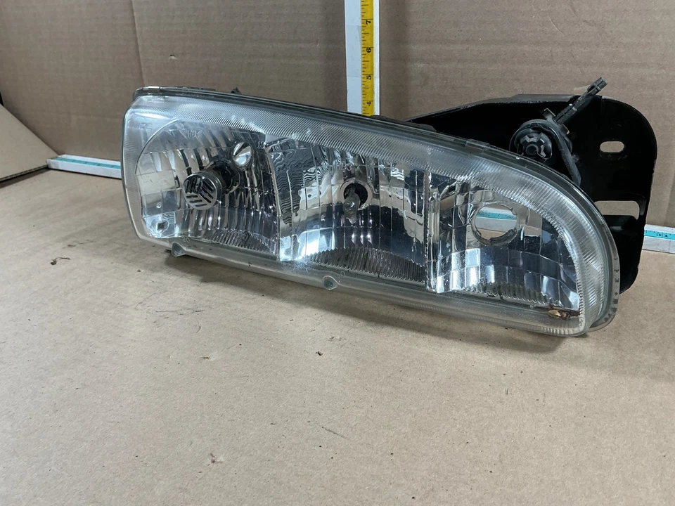 Farol dianteiro direito do passageiro 1996-1999 Pontiac Bonneville 16521752 - Imagem 2 de 4