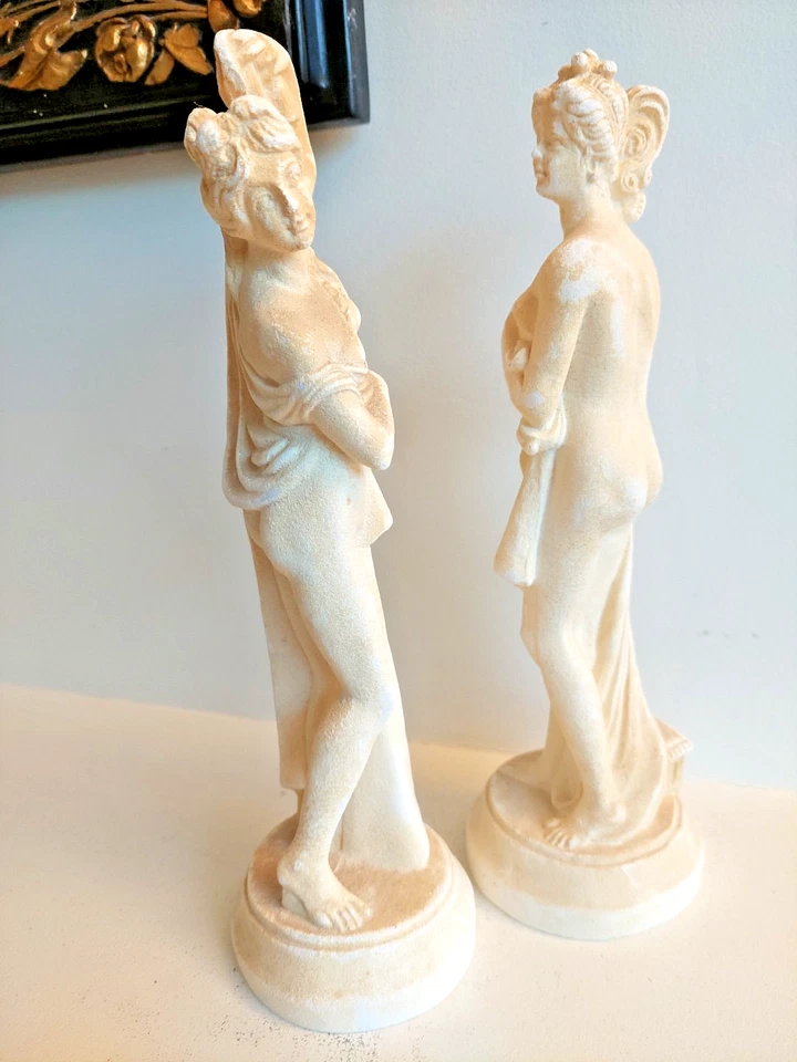 Duo de Statues à l'Antique - Nymphes au Drapé sur Socle en Pierre reconstituée - Photo 2/4