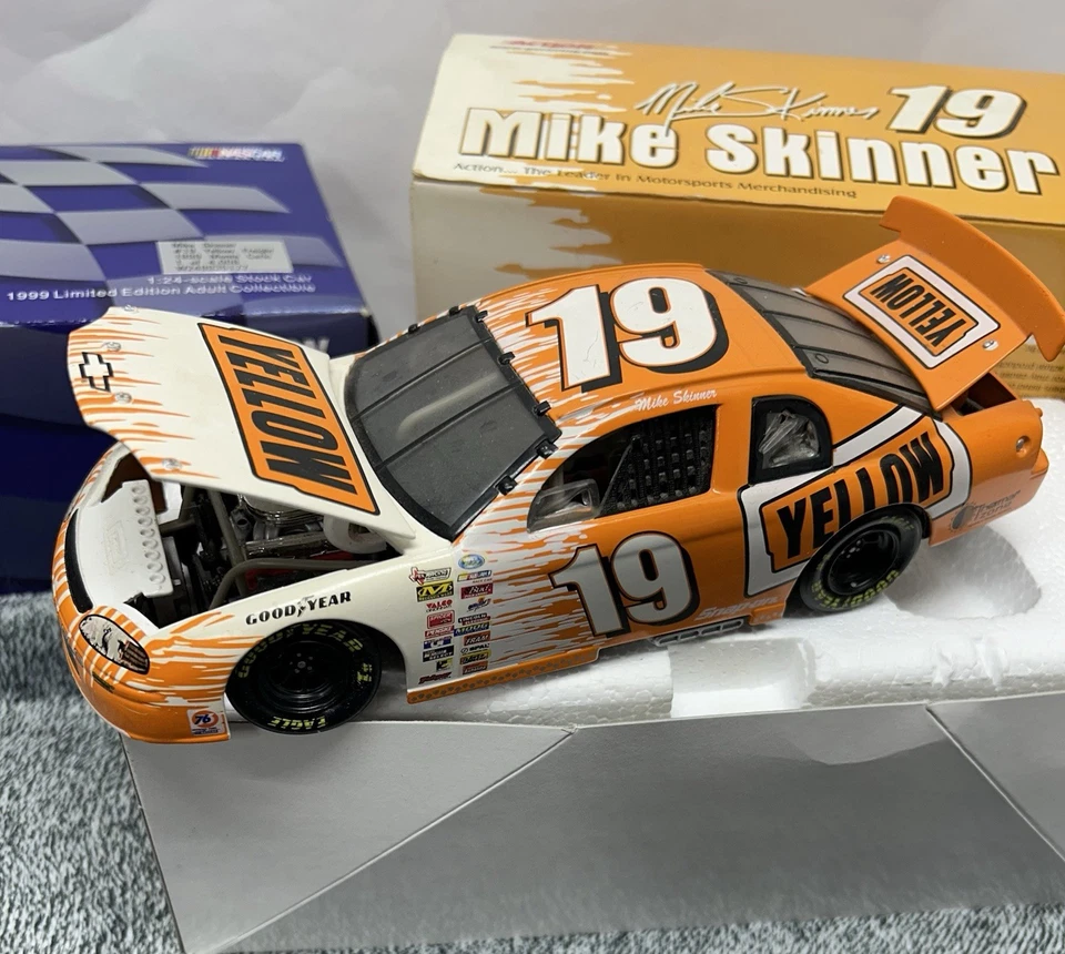 1:24 ACTION NASCAR DIECAST #19 Yellow Freight Mike Skinner 1999 BANCO (RTC210) - Imagem 2 de 4