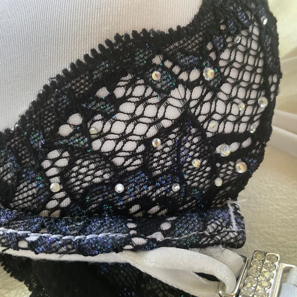 Sujetador con cierre frontal de encaje blanco y negro acolchado push up LA SENZA para dama talla 32A NUEVO Foto 3 de 4