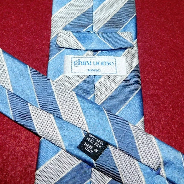GHINI UOMO SIENA FEITA NA ITÁLIA GRAVATA LISTRADA AZUL/CINZA/BRANCO - GRAVATAS DE DESIGNER. - Imagem 3 de 3
