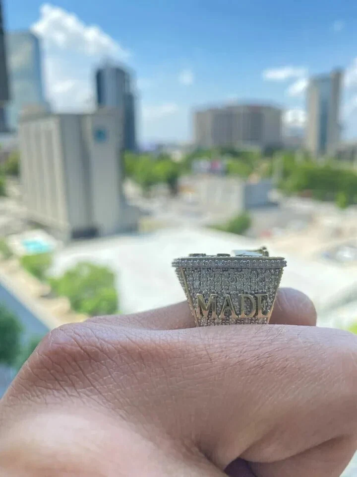 Anillo de moissanita real KING SELF de corte redondo de 3 quilates enchapado en oro amarillo blanco de 14 k para hombre Foto 4 de 4