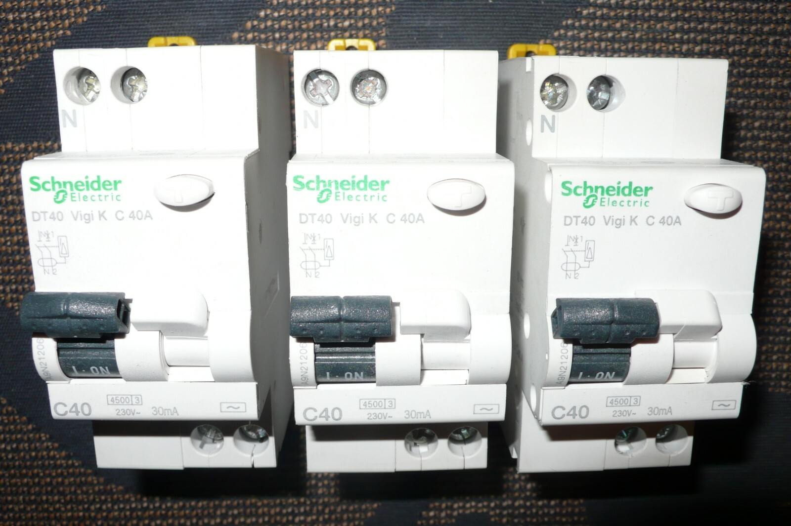 Disjoncteur différentiel 40A 30mA Schneider contre les pannes et surcharges de la maison