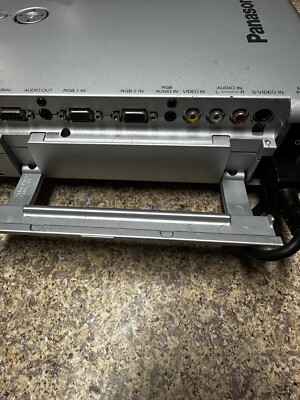 Fiche technique le vidéo projecteur PANASONIC PT-AE700E et de sa lampe