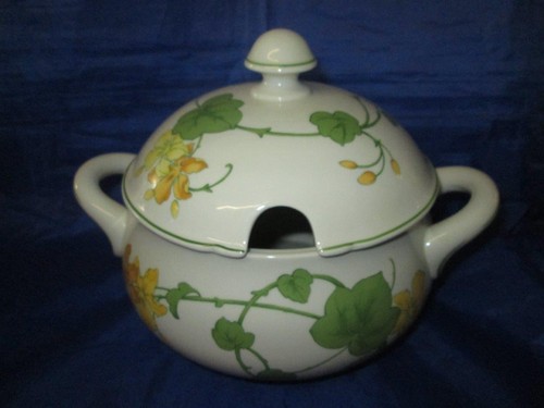 Mittlere Villeroy & Boch Deckelterrine mit Geranienmuster (1.) - Bild 1 von 2