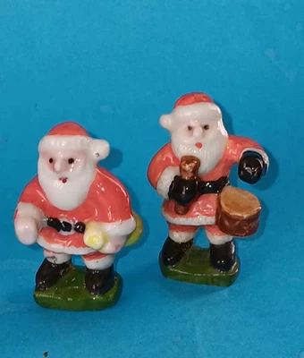 DEUX FEVES PERE NOEL porcelaine décorée taille maxi 4,5cm - Photo 1/4