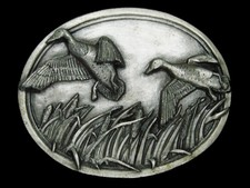 TH05116 NOS VINTAGE 1983  MALLARD DRAKE DUCKS  ART COMMEMORATIVE BELT BUCKLE