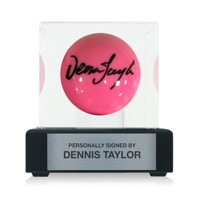 Pinkfarbener Snookerball, signiert von Dennis Taylor. In Vitrine mit Plakette.