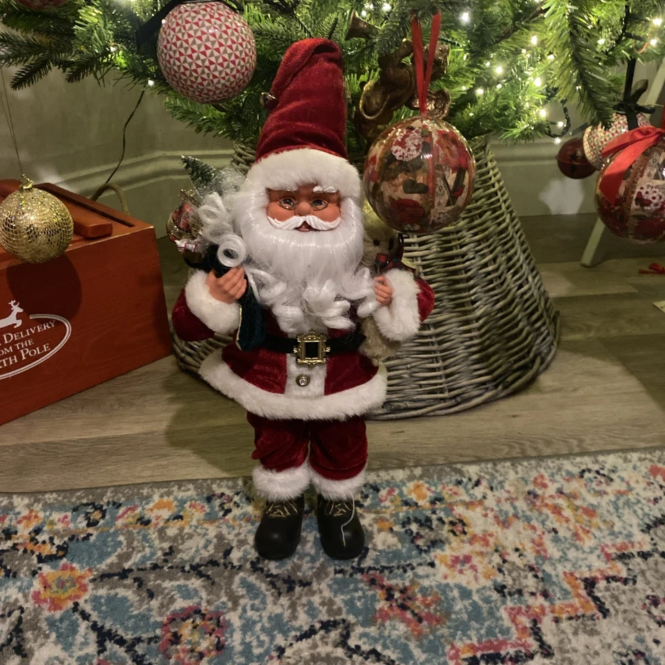 Weihnachtsmann Figur mit grünem Sack Teddy und Trachten rotem Anzug mit Gürtel