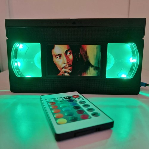 Música y Musicales LED VHS Novedad Cinta Luz Lámpara Cumpleaños Navidad Idea de Regalo Retro - Imagen 36 de 345