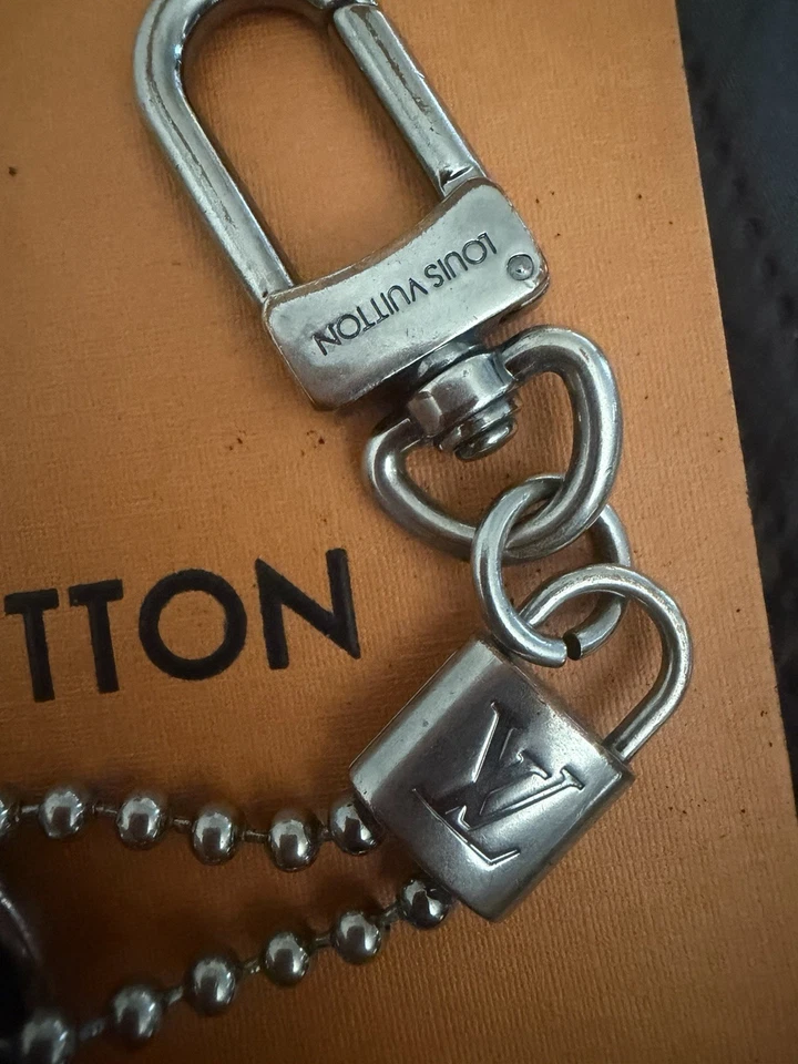 LOUIS VUITTON M63618 Monograma Eclipse Porte Cles Pestaña Monograma Identificación Dije Llavero Foto 2 de 4