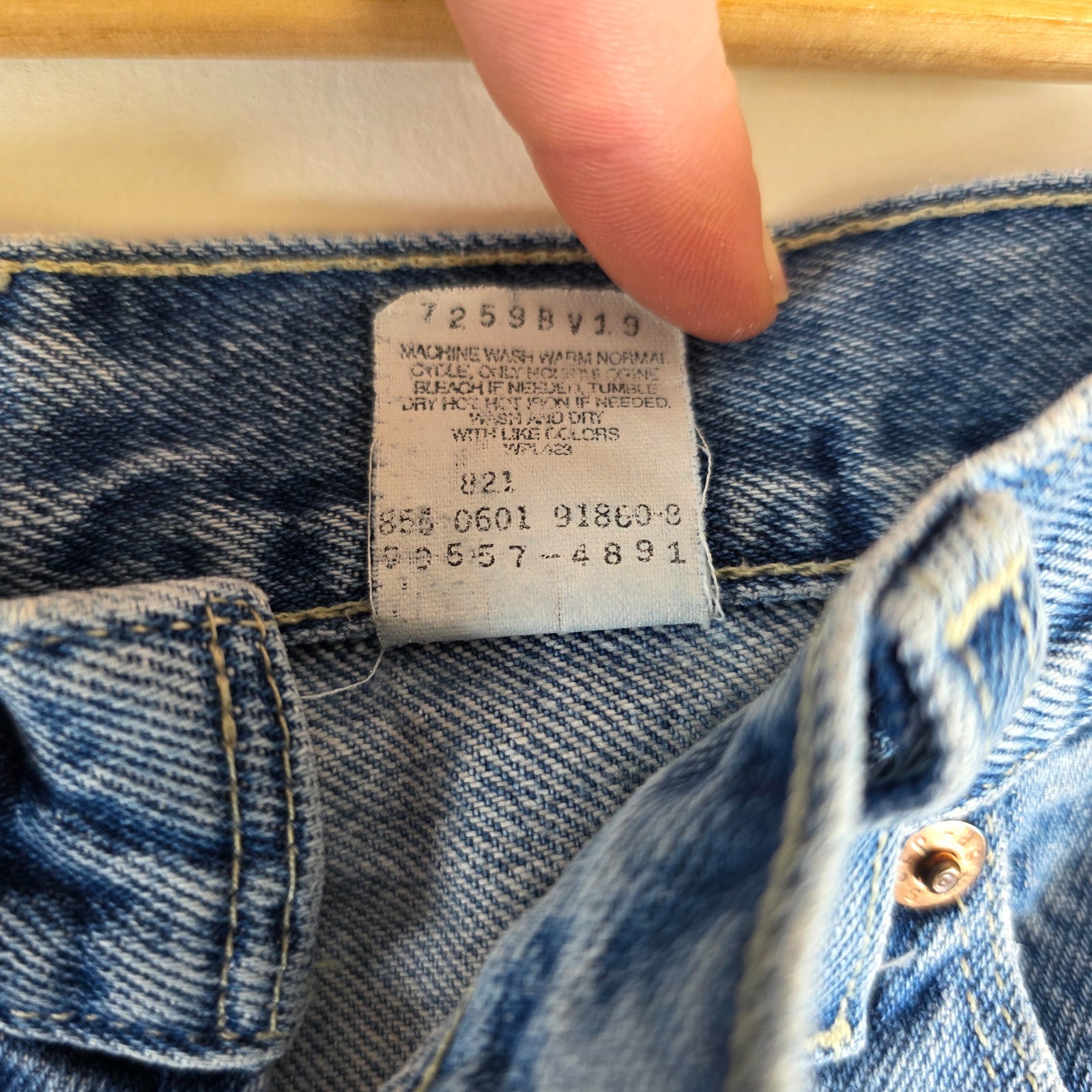Vintage Levi’s 557 Bootcut Jeans Blue W34 L25 Men’s Distressed Denim image 5