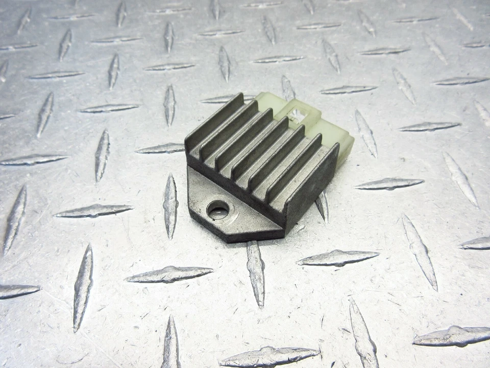 2001 01-06 Aprilia 50 Scarabeo Regulador Rectificador Voltaje Funciona Fabricante Original Foto 2 de 4