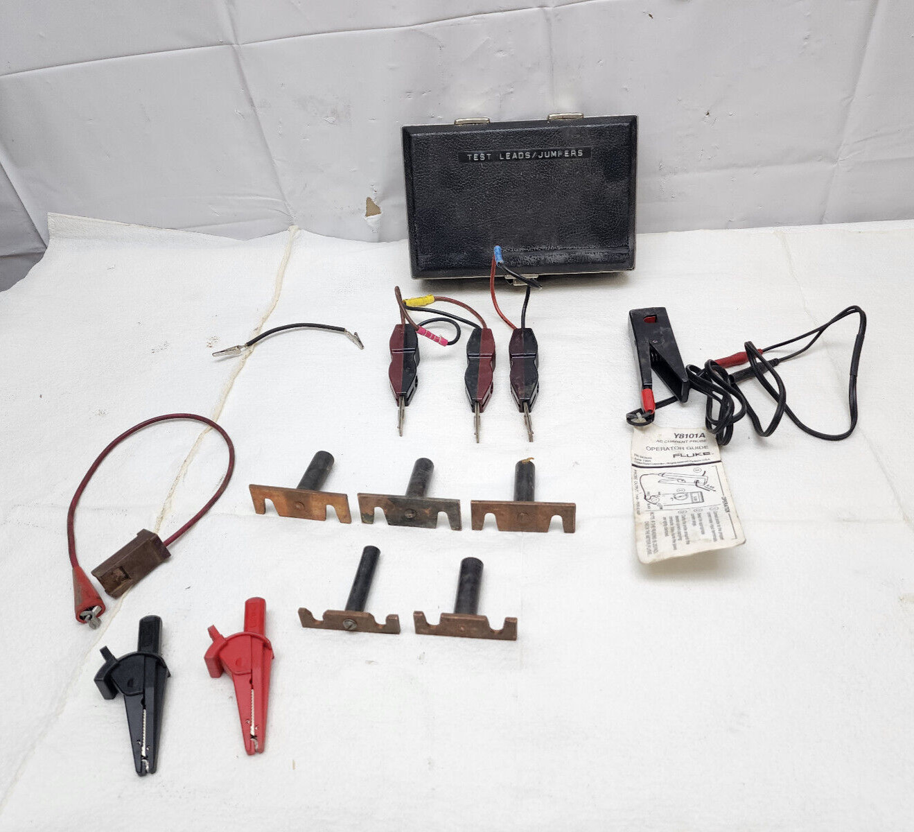 Fluke Y8101A AC Current Probe w/ Box of Various Test Leads/ Jumpers