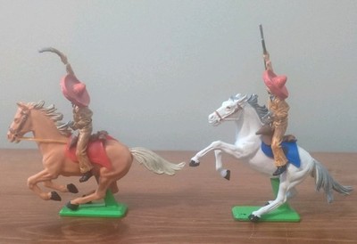 Vintage Set Of Two 1971 Britains Deetail Toy Mexican Bandit Red Sombrero England