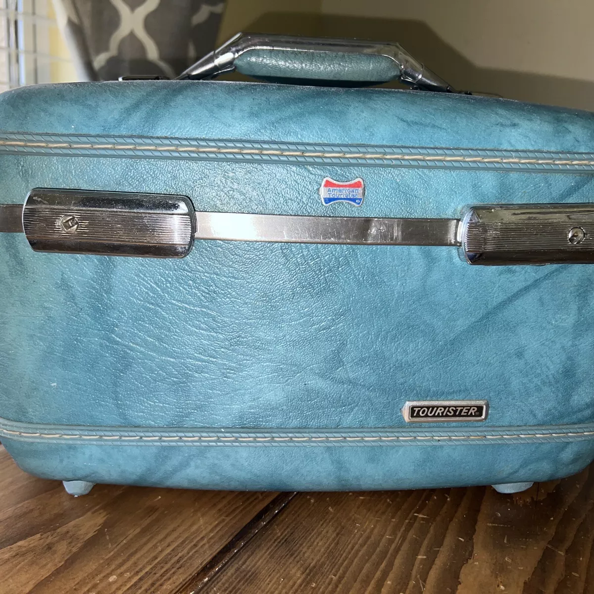 Vintage American Tourister 14 Cosmetic Travel Train Case w tray Turquoise