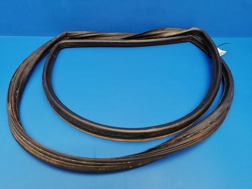 Mercedes-Benz E W123 1984 Windschutzscheibenverkleidung Gummidichtung PUM39784