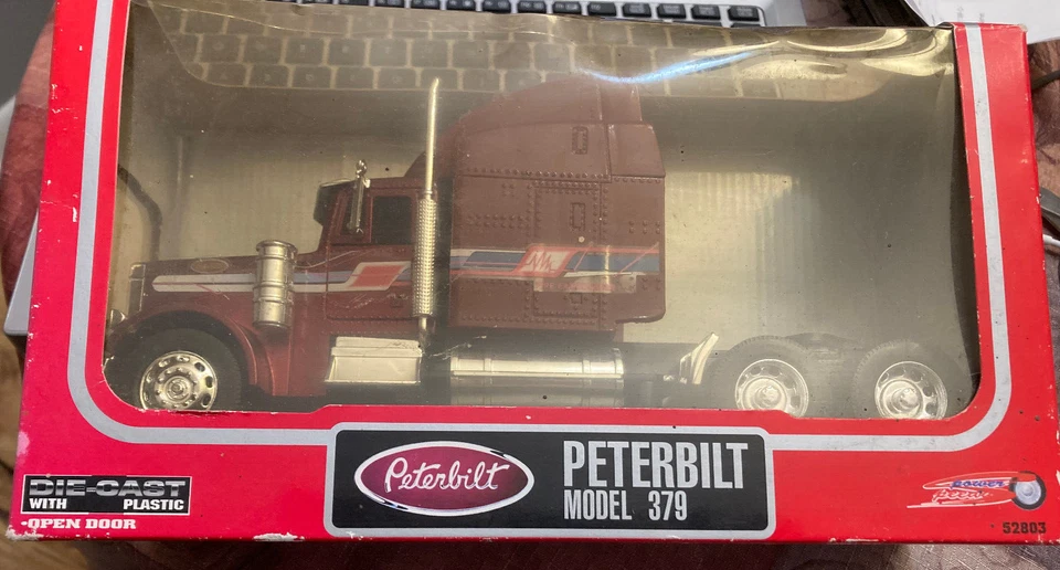 VINTAGE PETERBUILT MODEL 379 DIECAST - Image 2 of 4